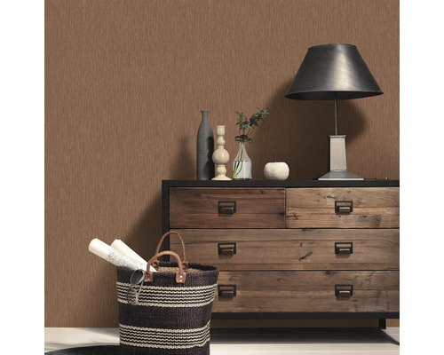 Scene met dressoir, lamp, decoratie en behang met structuur