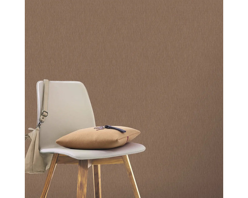 Vliesbehang met fijne structuur achter stoel