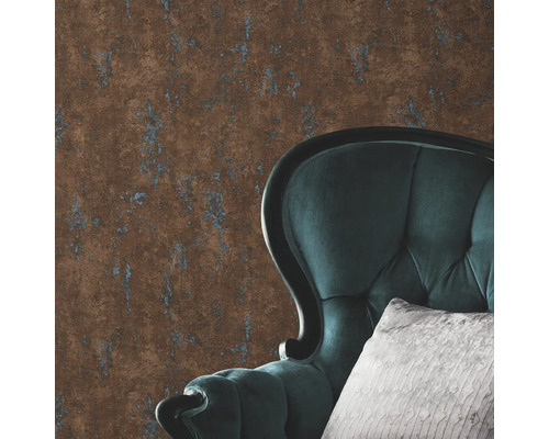 Close-up van een bruin patroonbehang met een fauteuil