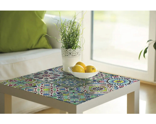 Tafel met decoratieve folie in tegelpatroon, vaas met plant en citroenen in schaal