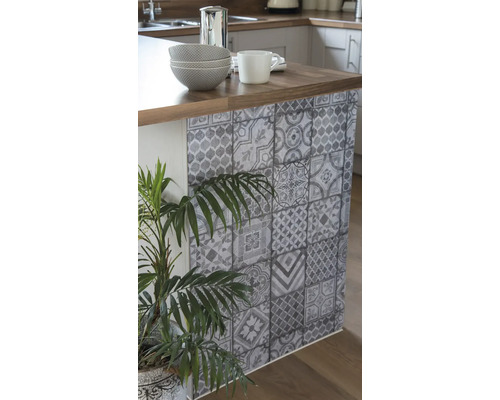 Keukeneiland met decoratieve folie in tegeldesign, servies en potplant