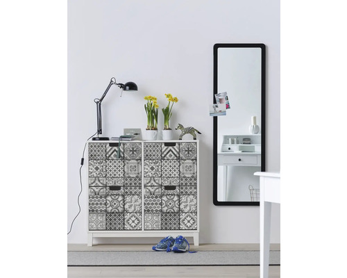 Entree met ladekast in tegelpatroon, spiegel en decoratie