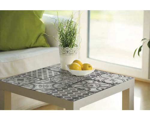 Vierkante tafel met mozaïekfolie, citroen en plant op tafel