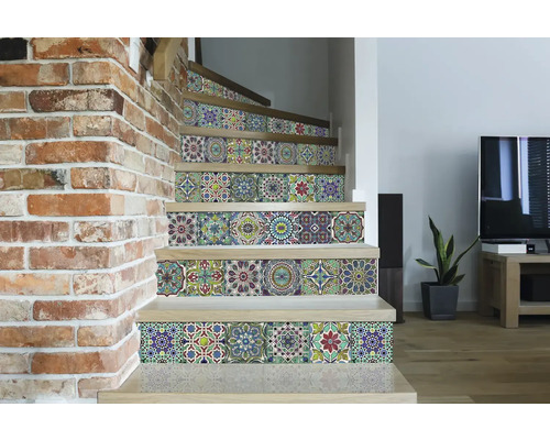 Trap met decoratieve tegelstickers in Marokkaanse stijl