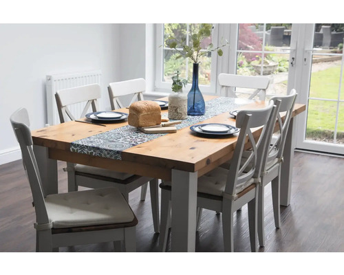 Houten eettafel met zes stoelen in een heldere kamer