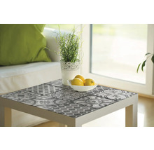 Decoratieve folie op een tafel met planten en citroenen