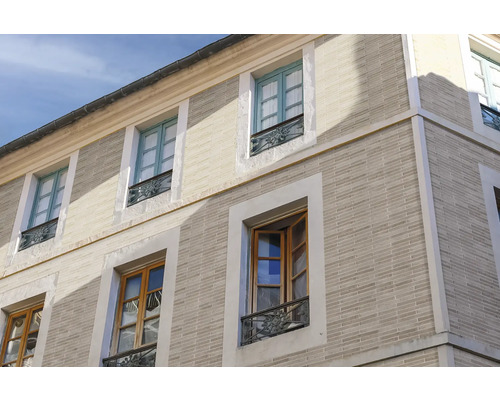 Buitenkant van een gebouw met bakstenen en meerdere ramen