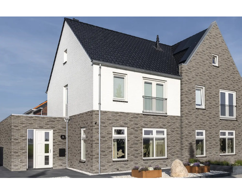 Overzicht van een modern huis met twee verdiepingen, grijze bakstenen en een witte gevel