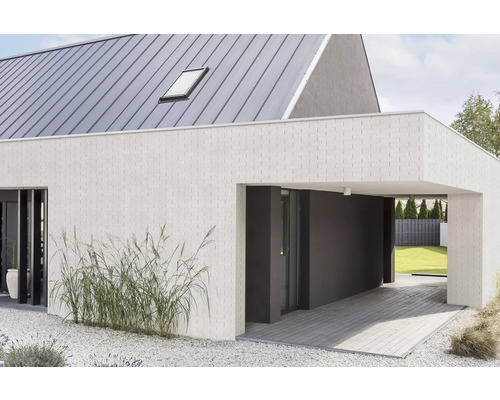 Modern huis met carport, lichte gevel en metalen dak