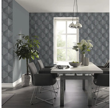 Eetkamer met geometrisch behang en eettafel