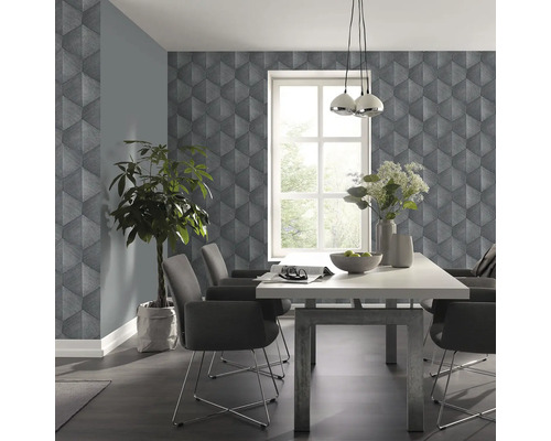 Eetkamer met geometrisch behang en eettafel