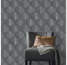 Inrichting met grijs 3D-effect behang, stoel en kussens.