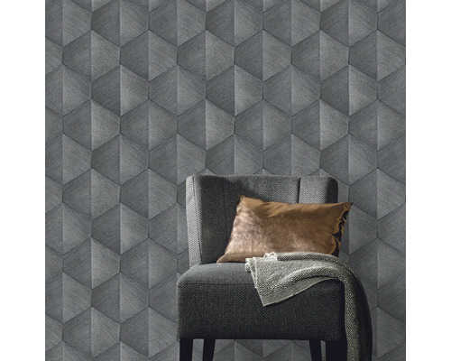 Inrichting met grijs 3D-effect behang, stoel en kussens.