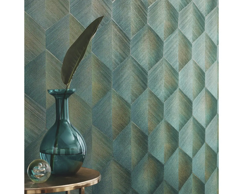 Close-up van een muur met geometrisch behang, versierd met een vaas en een blad