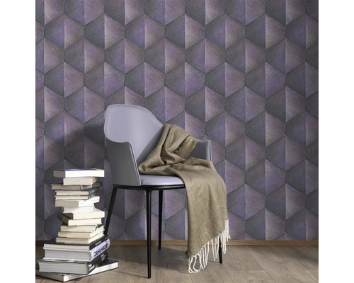 Woonkamer met driedimensionaal behang en stoel