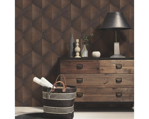 Woonkamer met een muur met driedimensionaal houtlook behang, ladekast en decoraties