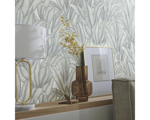 Decoratief behang met bladmotief in een woonkamer met lamp en decoratie