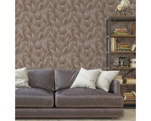 Woonkamer met bruin bladerbehang, bank en boekenkast