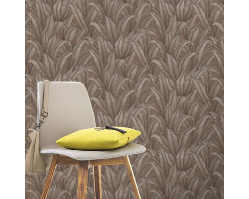 Wand met bladerpatroonbehang, stoel met kussen en tas