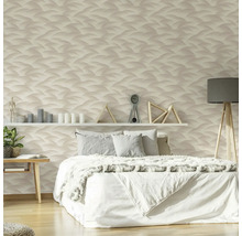 Slaapkamer met bed voor een muur met behang met golfpatroon