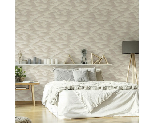 Slaapkamer met bed voor een muur met behang met golfpatroon