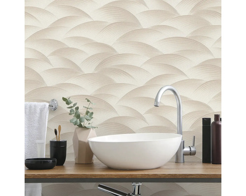 Badkamer met wastafel, kraan en patroonbehang