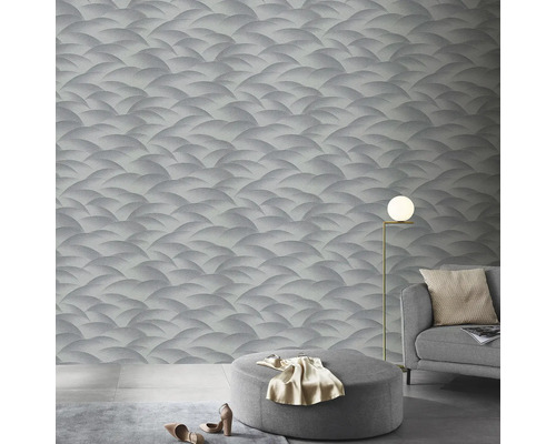 Kameroverzicht met behang met halve cirkelpatroon, fauteuil en vloerlamp