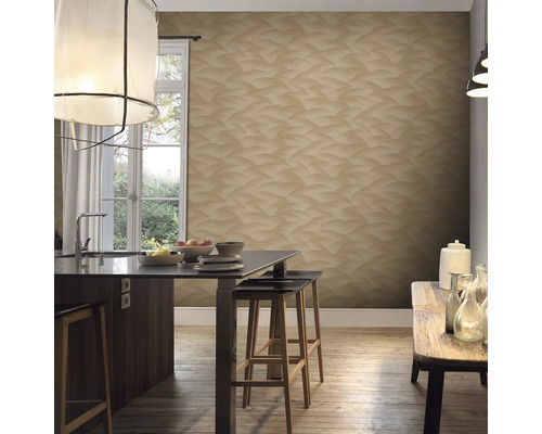 Lichte ruimte met patroonbehang, keukentafel en stoelen