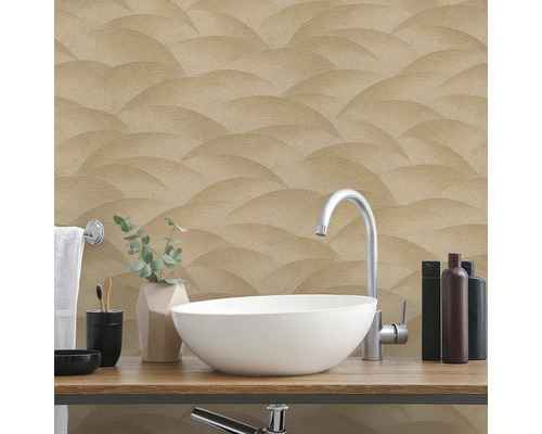 Moderne badkamer met beige behang in golfdesign, witte opzetwastafel en kraan