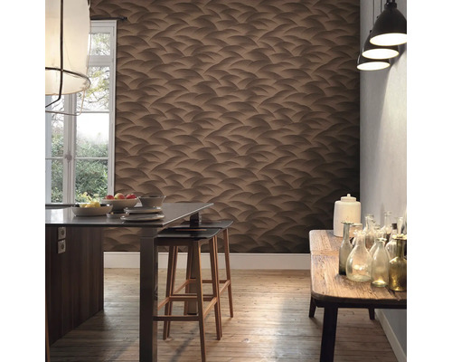 Woonkamer met bruin behang met golfpatroon, keukentafel en houten vloer