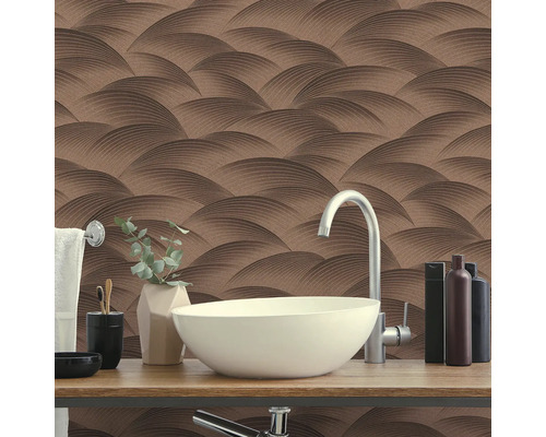 Badkamer met wastafel en patroonbehang