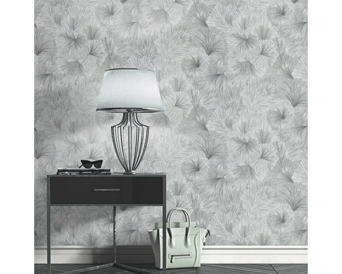 Scene met patroonbehang, nachtkastje, lamp, handtas en accessoires