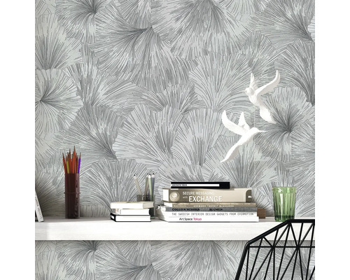 Scene met patroonbehang, bureau en decoraties