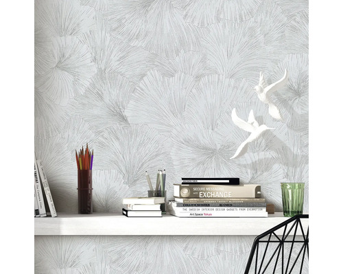 Behang met waaiermotief, boekenplank en decoratie