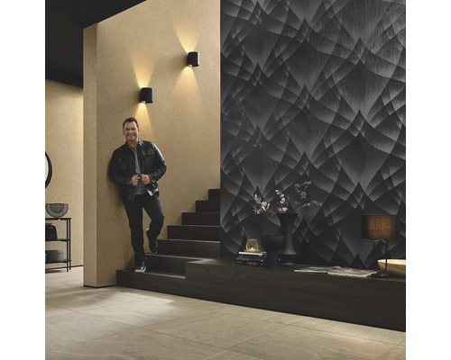 Woonkamer met trap, wandlampen en behang met grafisch patroon