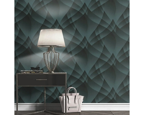 Behang met patroon met nachtkastlamp, handtas en bril