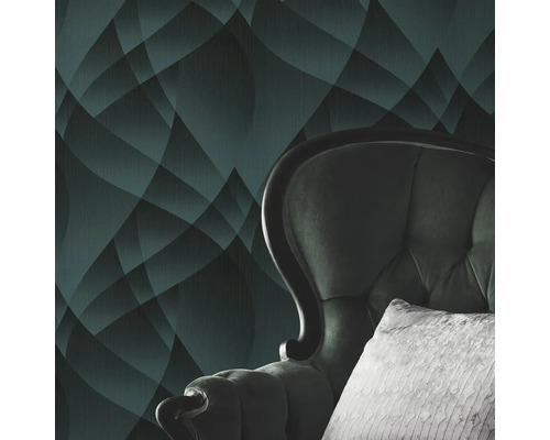 Behang met geometrisch patroon en fauteuil met kussen