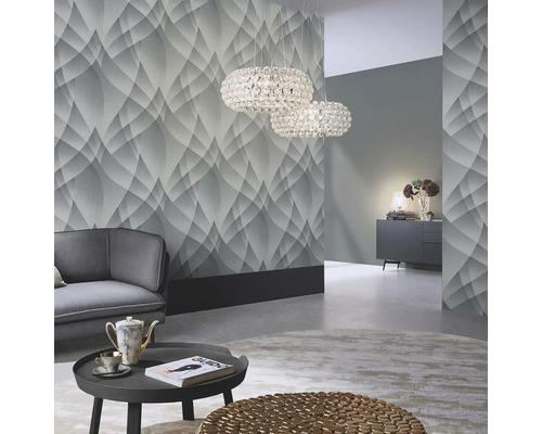 Woonkamer met grijs designbehang, bank, tafel en ronde plafondlampen