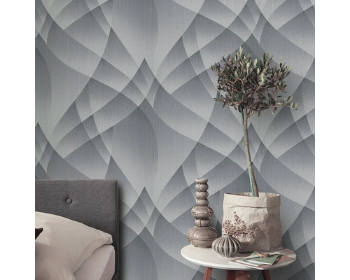 Kamerweergave met patroonbehang, nachtkastje, decoratie en bed