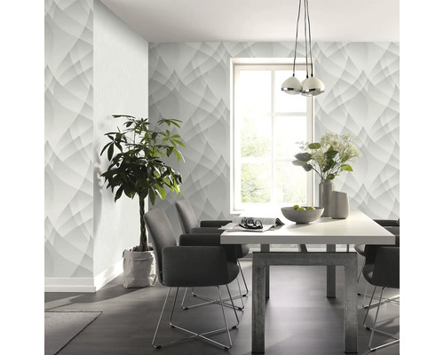 Eetkamer met modern design, eettafel, stoelen, kamerplant en behang met grafisch patroon