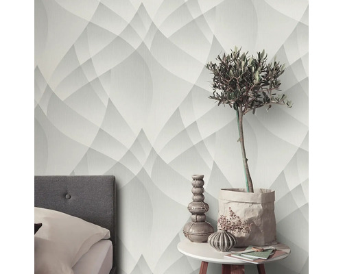 Scene met geometrisch behang, bed en tafel met decoraties.