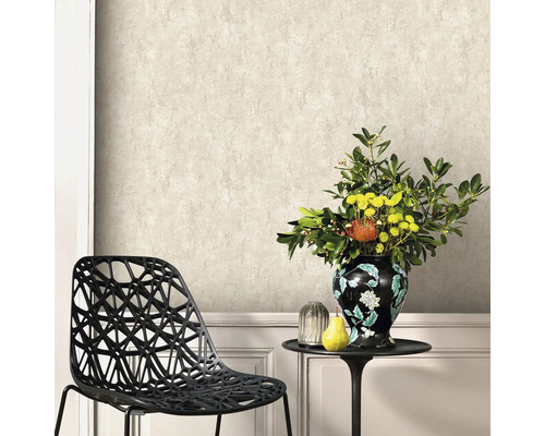 Decoratieve kamer met patroonbehang, stoel en bloemenvaas