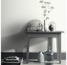 Decoratieve opstelling met tafel, vazen en boek