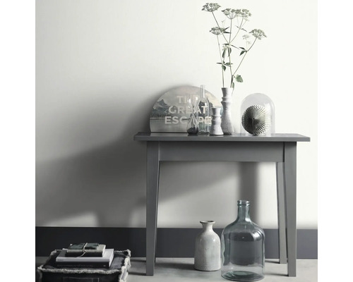 Decoratieve opstelling met tafel, vazen en boek