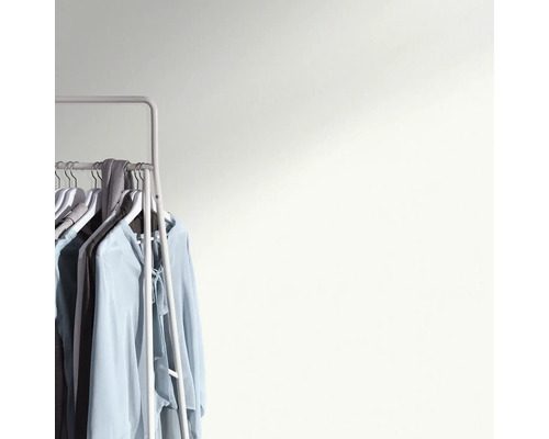 Kledingrek met diverse kledingstukken