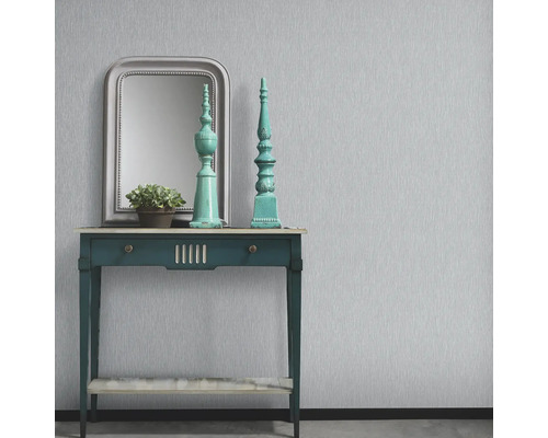 Decoratief interieur met tafel, spiegel en ornamenten voor een muur met behang