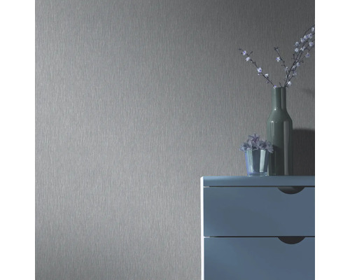 Textuurbehang in woonkamer met ladekast en decoratie