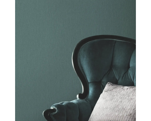 Close-up van een patroonbehang en een fauteuil met knoopsluiting