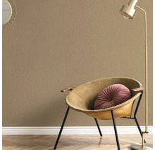 Scene met structuurbehang, fauteuil en vloerlamp