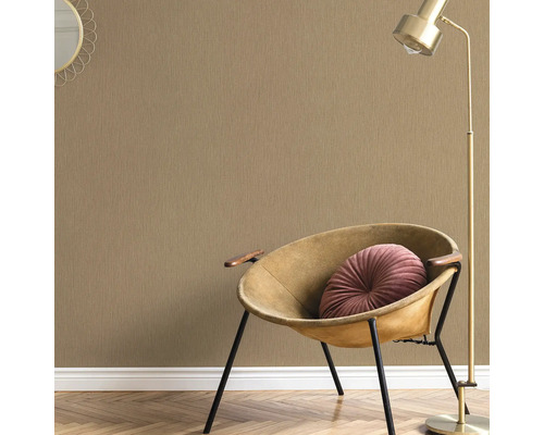 Scene met structuurbehang, fauteuil en vloerlamp